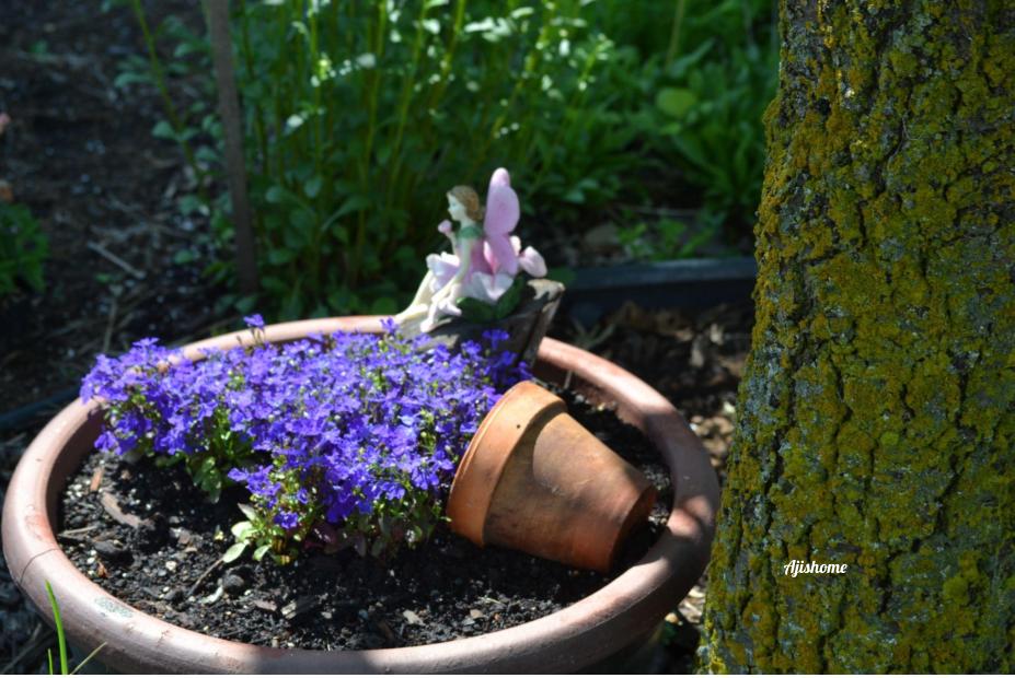 Creative Spilled Flower Pot Idea for a Small&nbsp;Space